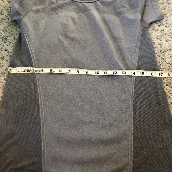 Fabletics Gray Seamless Short Sleeve Athletic Top Size Large - Picture 8 of 8